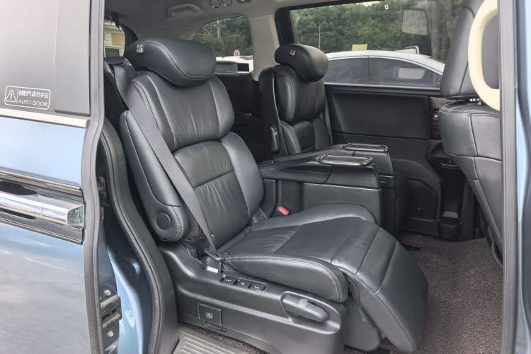 Used Honda Elysion 2016 2.4L Supreme Edition Interior 3