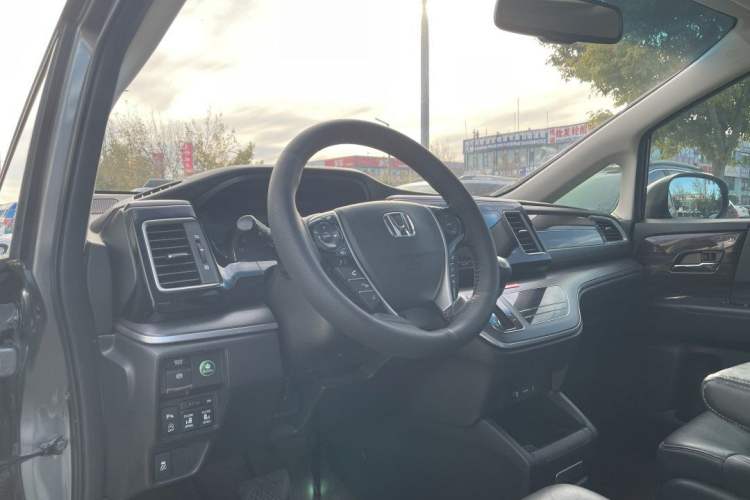Used Honda Elysion 2016 2.4L Luxury Edition Interior 3