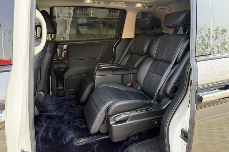 Used Honda Elysion 2016 2.4L Supreme Edition Interior 4