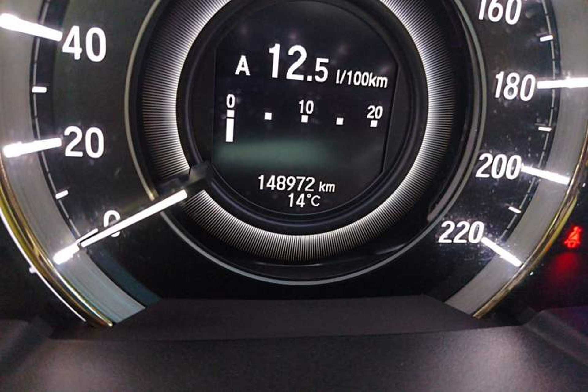 Used Honda Elysion 2016 2.4L Supreme Edition Odometer Close Up