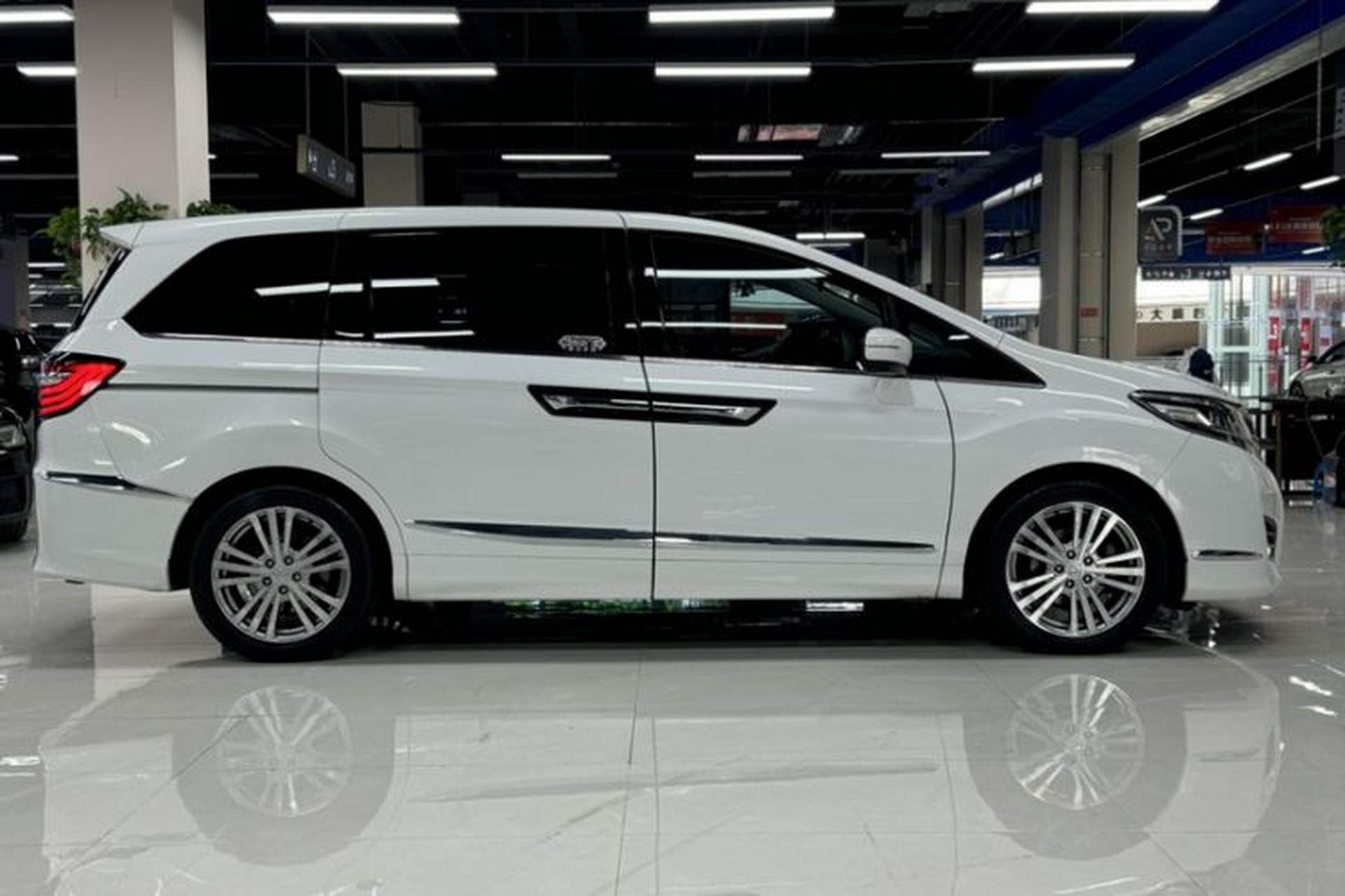Used Honda Elysion 2016 2.4L Classic Edition Exterior 3