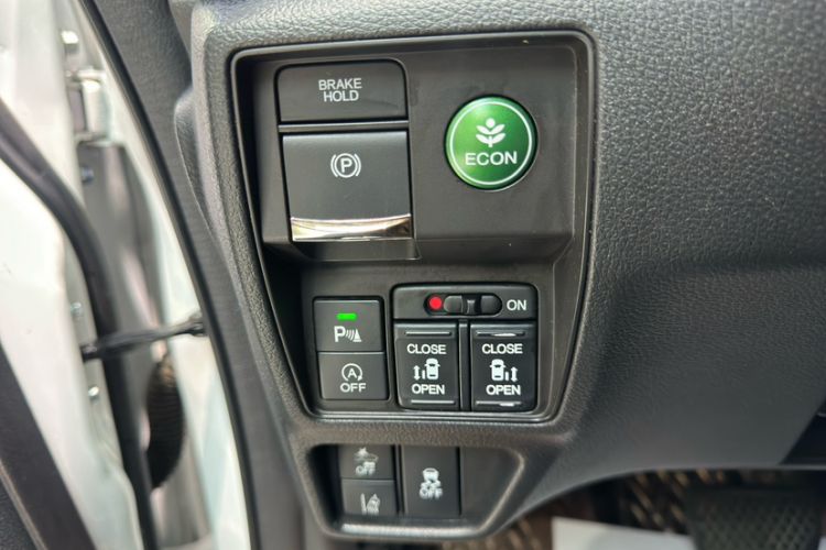 Used Honda Elysion 2016 2.4L Supreme Edition Interior 10