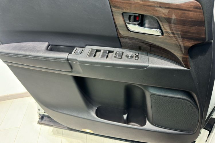 Used Honda Elysion 2016 2.4L Supreme Edition Interior 12