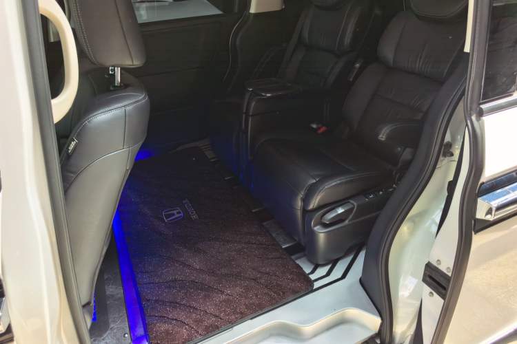 Used Honda Elysion 2016 2.4L Supreme Edition Interior 2