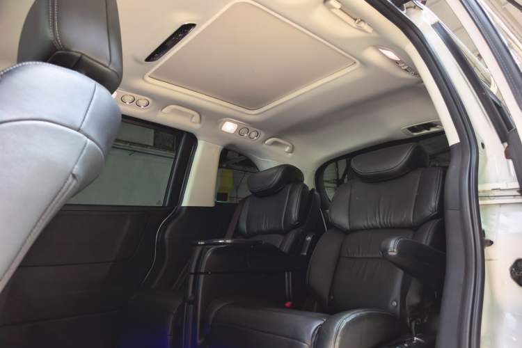 Used Honda Elysion 2016 2.4L Supreme Edition Interior 3