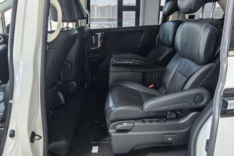 Used Honda Elysion 2016 2.4L Luxury Edition Interior 3