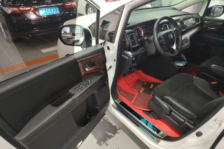 Used Honda Elysion 2016 2.4L Classic Edition Interior 3