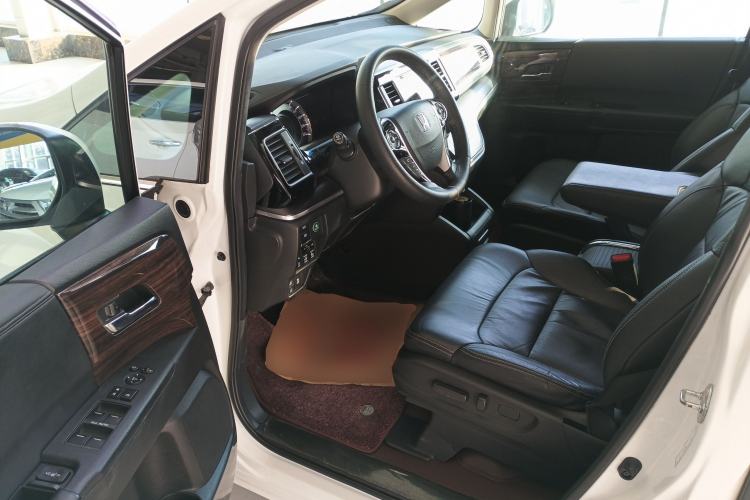 Used Honda Elysion 2016 2.4L Supreme Edition Interior 3