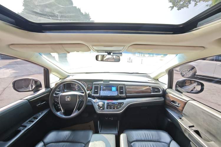 Used Honda Elysion 2016 2.4L Style Edition Interior 3