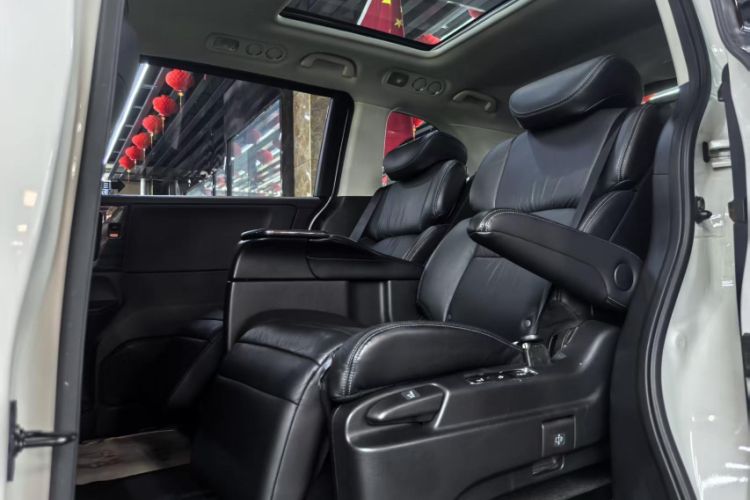 Used Honda Elysion 2016 2.4L Supreme Edition Interior 3
