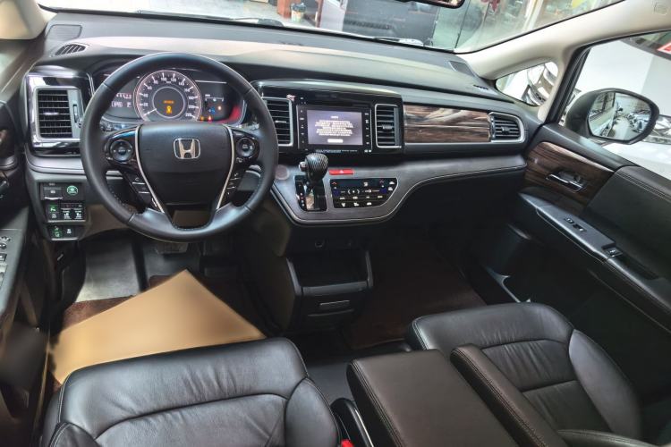 Used Honda Elysion 2016 2.4L Supreme Edition Interior 4