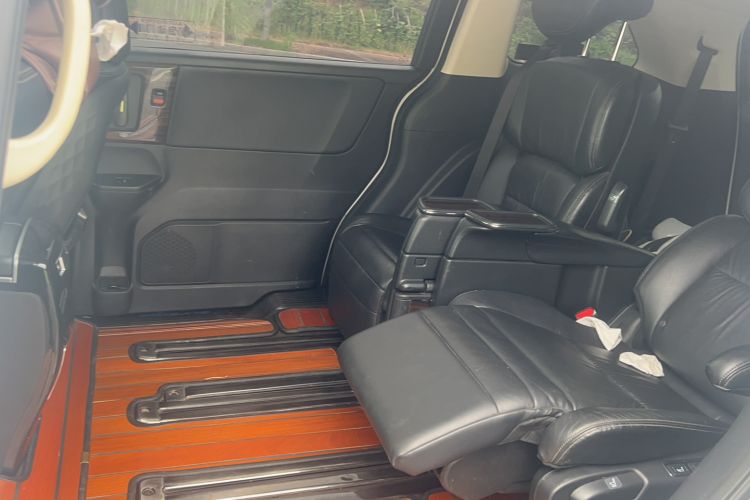 Used Honda Elysion 2016 2.4L Supreme Edition Interior 4