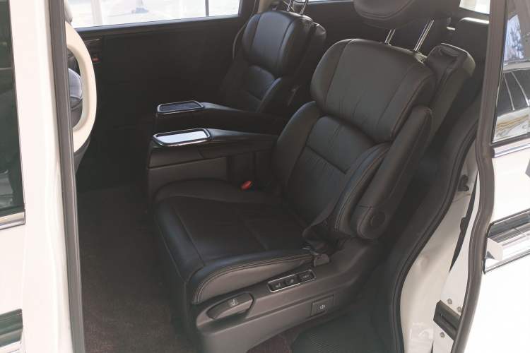 Used Honda Elysion 2016 2.4L Supreme Edition Interior 4