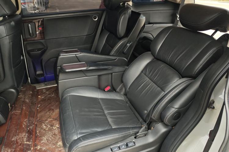 Used Honda Elysion 2016 2.4L Supreme Edition Interior 4