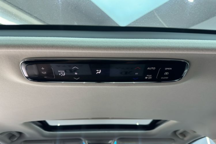 Used Honda Elysion 2016 2.4L Supreme Edition Interior 7