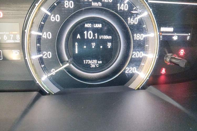 Used Honda Elysion 2016 2.4L Supreme Edition Odometer Close Up