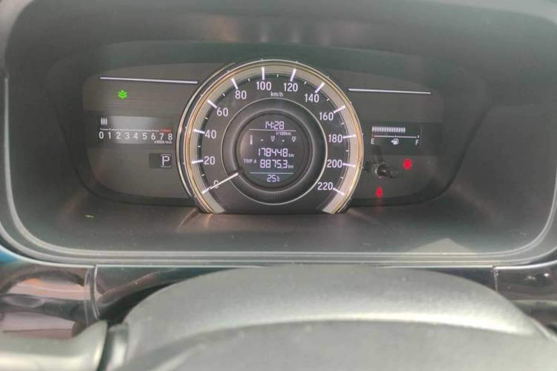 Used Honda Elysion 2016 2.4L Comfort Edition Odometer Close Up
