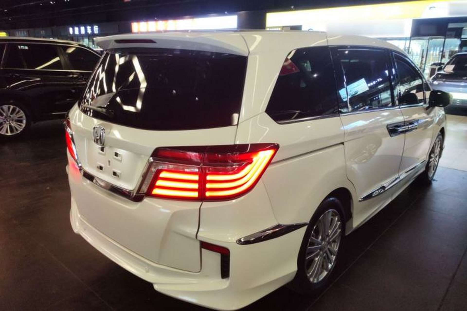 Used Honda Elysion 2016 2.4L Luxury Edition Rear Right 45 Deg