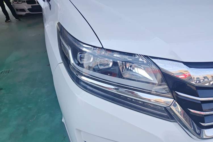 Used Honda Elysion 2016 2.4L Classic Edition Right Front Headlight