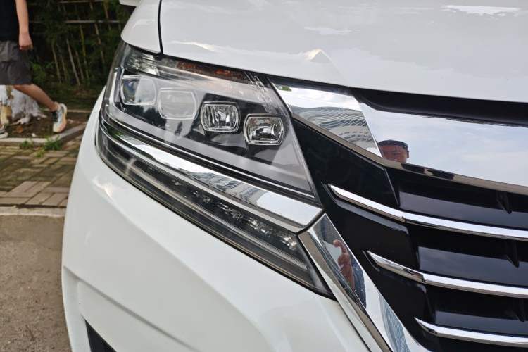 Used Honda Elysion 2016 2.4L Supreme Edition Right Front Headlight