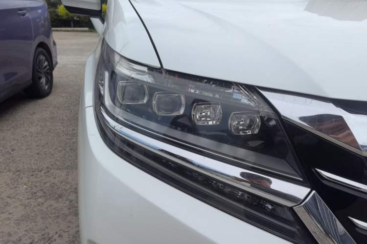 Used Honda Elysion 2016 2.4L Supreme Edition Right Front Headlight