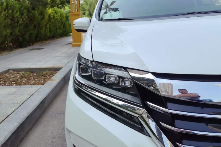 Used Honda Elysion 2016 2.4L Supreme Edition Right Front Headlight