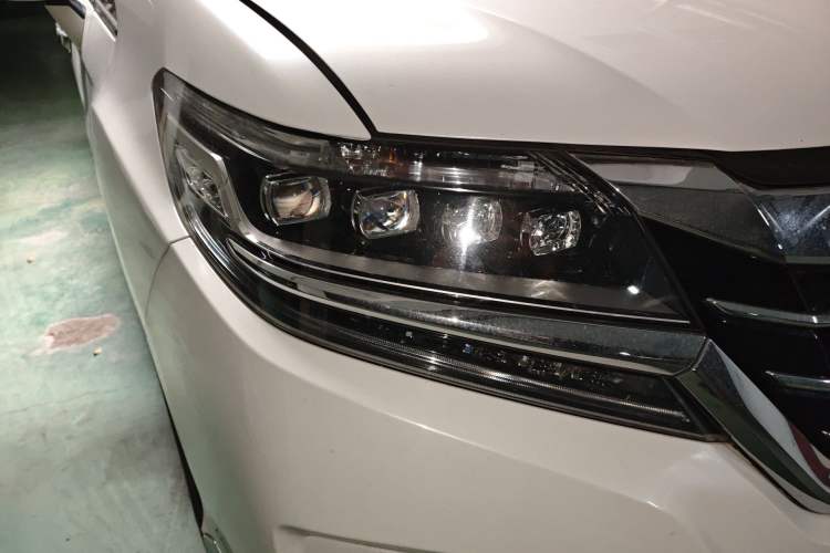 Used Honda Elysion 2016 2.4L Supreme Edition Right Front Headlight