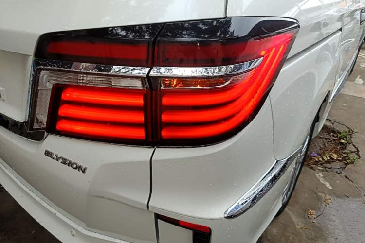 Used Honda Elysion 2016 2.4L Style Edition Right Rear Taillight