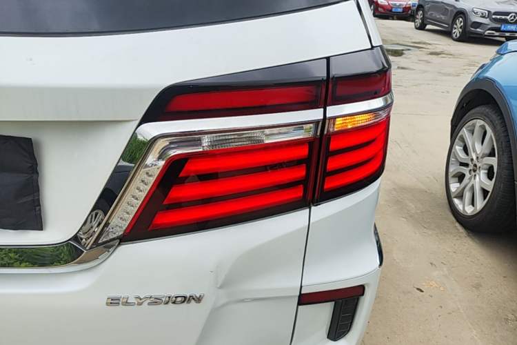Used Honda Elysion 2016 2.4L Style Edition Right Rear Taillight