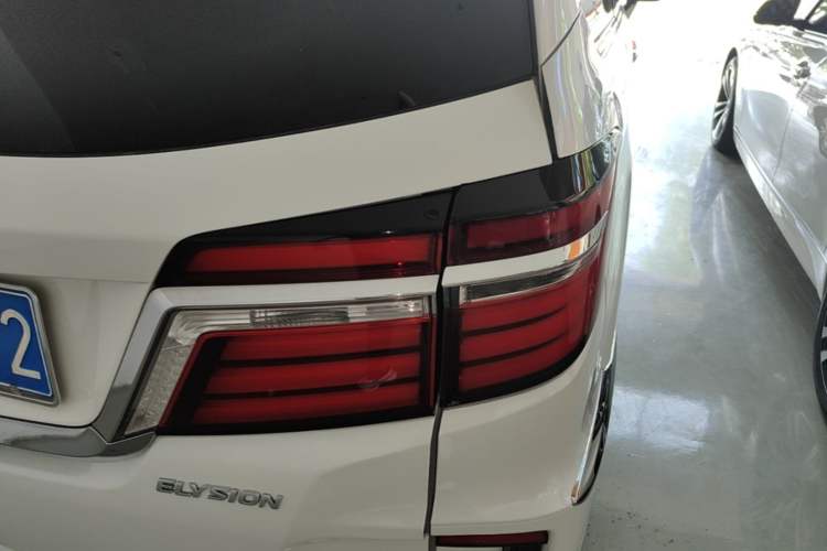 Used Honda Elysion 2016 2.4L Luxury Edition Right Rear Taillight