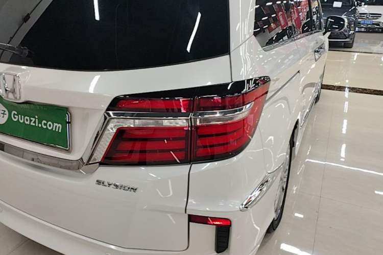 Used Honda Elysion 2016 2.4L Style Edition Right Rear Taillight
