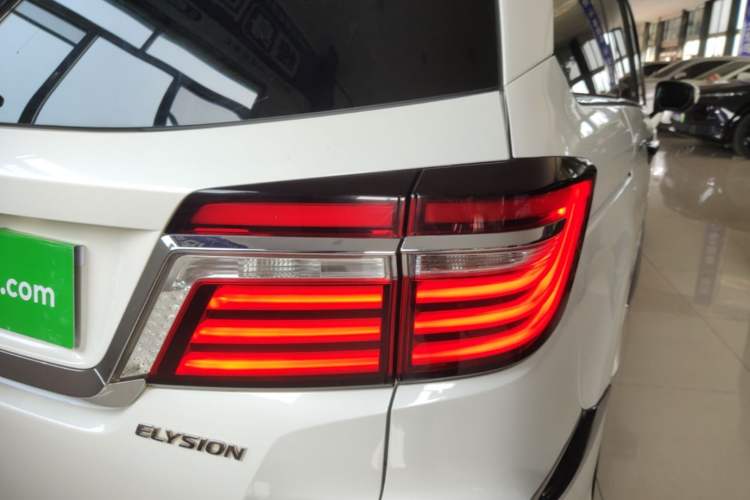 Used Honda Elysion 2016 2.4L Luxury Edition Right Rear Taillight