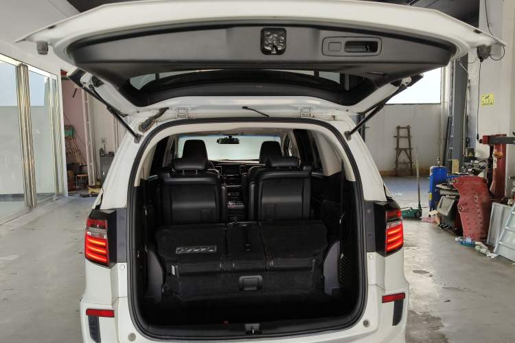 Used Honda Elysion 2016 2.4L Style Edition Trunk