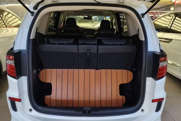 Used Honda Elysion 2016 2.4L Style Edition Trunk