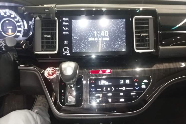Used Honda Elysion 2019 2.0L Hybrid Luxury Edition Audio And AC Panel