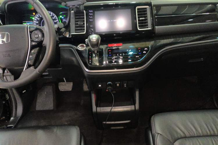 Used Honda Elysion 2019 2.0L Hybrid Luxury Edition Audio And AC Panel