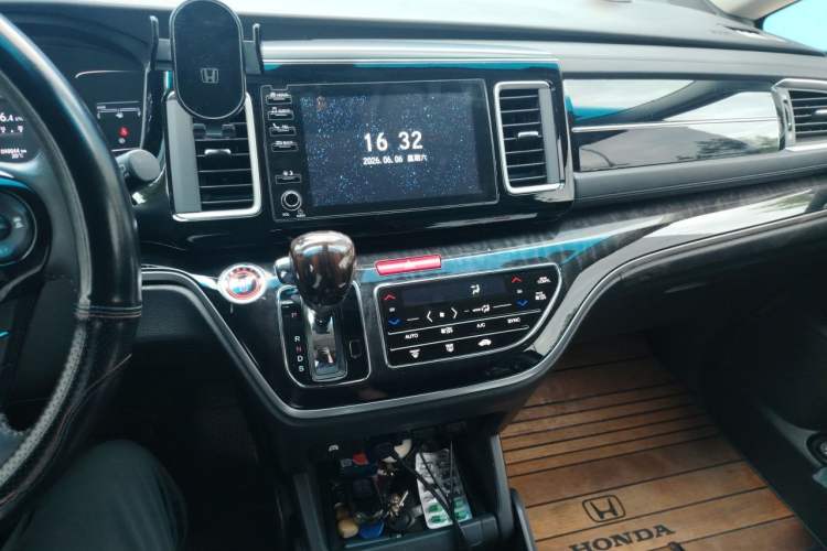 Used Honda Elysion 2019 2.0L Hybrid Luxury Edition Audio And AC Panel