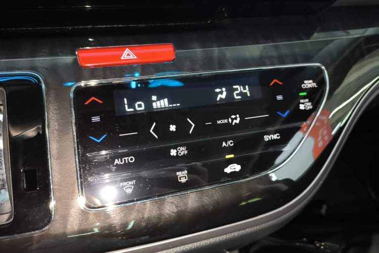Used Honda Elysion 2019 2.0L Hybrid Luxury Edition Audio And AC Panel