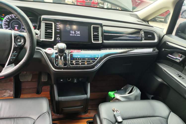 Used Honda Elysion 2019 2.0L Hybrid Luxury Edition Audio And AC Panel