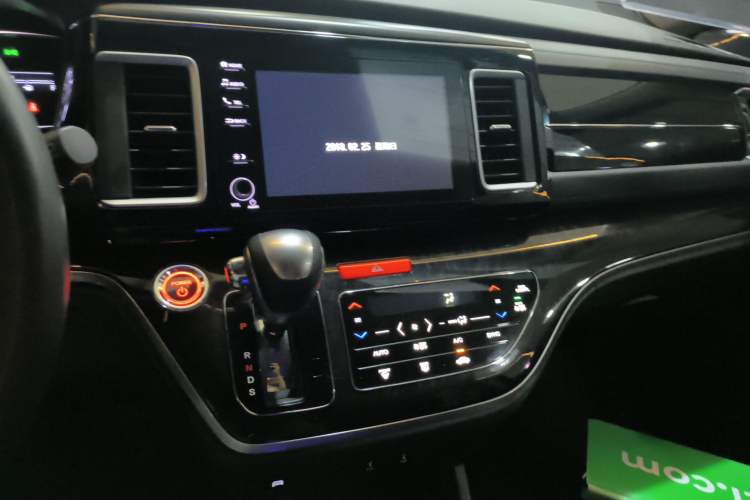 Used Honda Elysion 2019 2.0L Hybrid Luxury Edition Audio And AC Panel