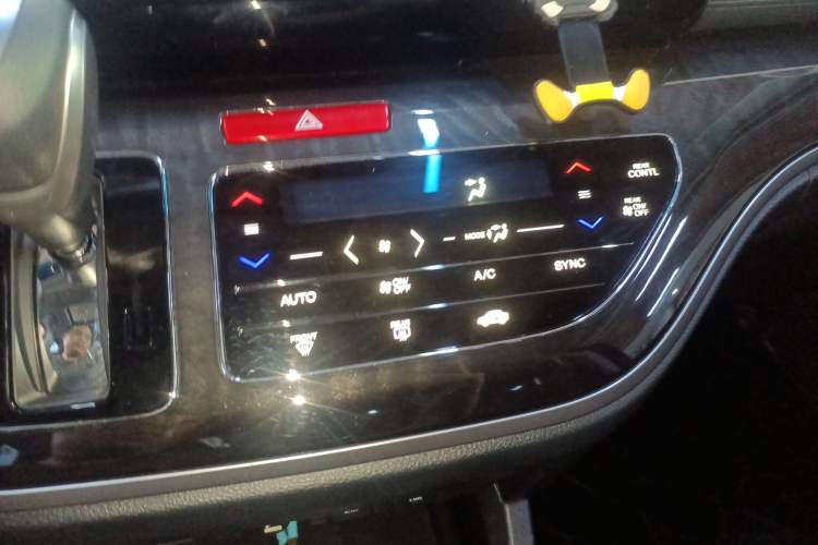Used Honda Elysion 2019 2.0L Hybrid Supreme Edition Audio And AC Panel