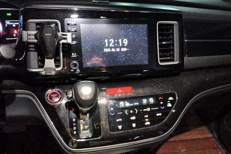 Used Honda Elysion 2019 2.0L Hybrid Luxury Edition Audio And AC Panel