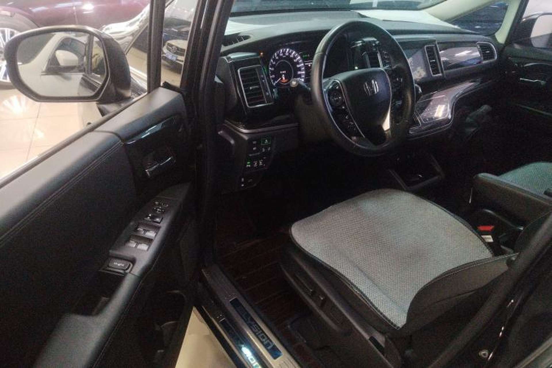 Used Honda Elysion 2019 2.0L Hybrid Luxury Edition Driver Seat