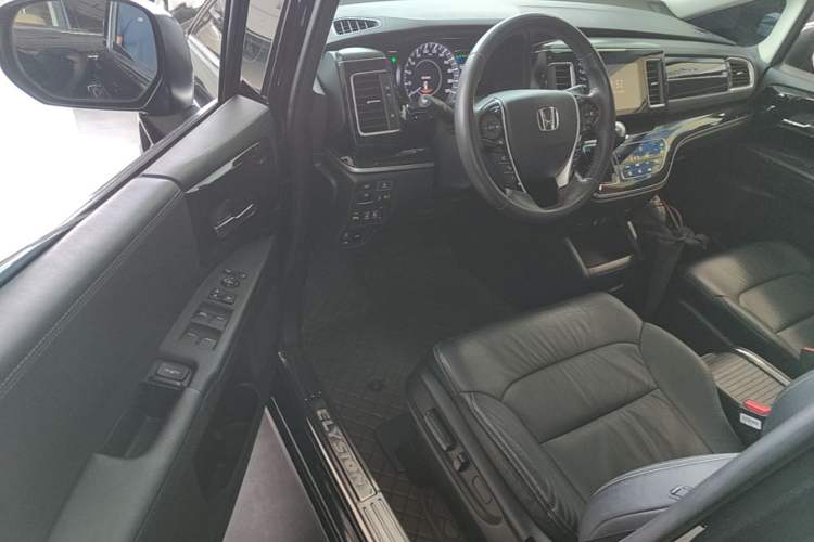 Used Honda Elysion 2019 2.0L Hybrid Luxury Edition Driver Seat
