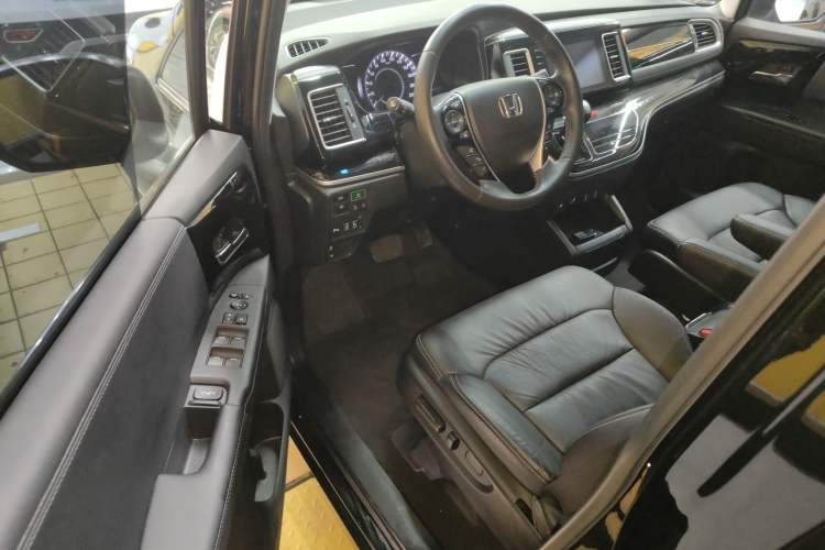 Used Honda Elysion 2019 2.0L Hybrid Luxury Edition Driver Seat
