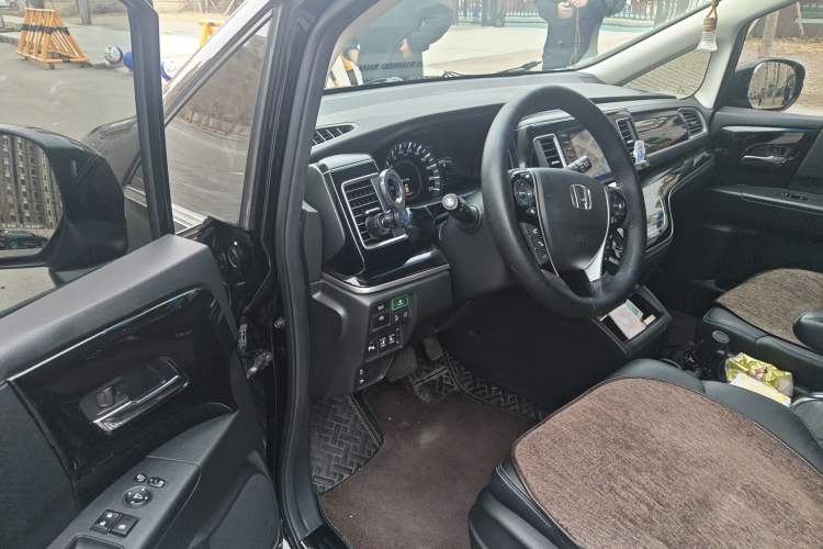 Used Honda Elysion 2019 2.0L Hybrid Luxury Edition Driver Seat