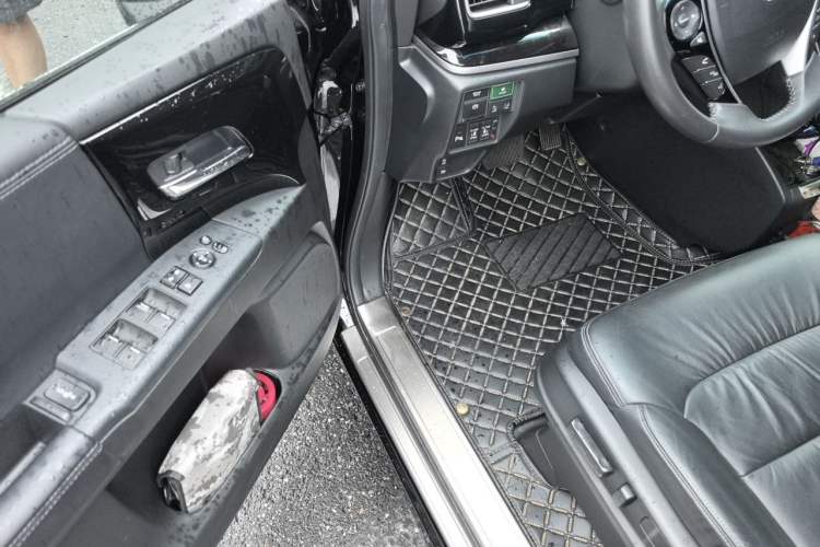 Used Honda Elysion 2019 2.0L Hybrid Luxury Edition Driver Seat