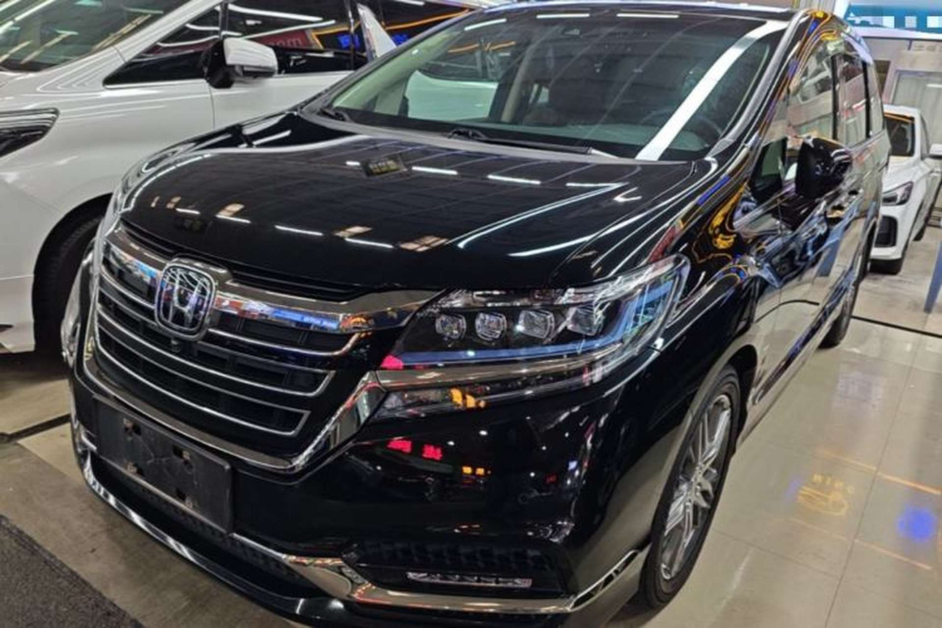 Used Honda Elysion 2019 2.0L Hybrid Supreme Edition Front Left 45 Deg