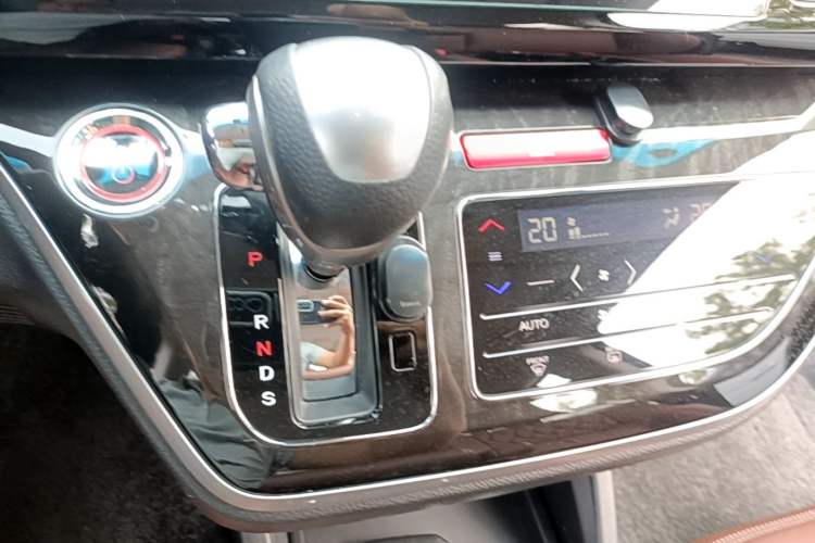 Used Honda Elysion 2019 2.0L Hybrid Supreme Edition Gear Lever