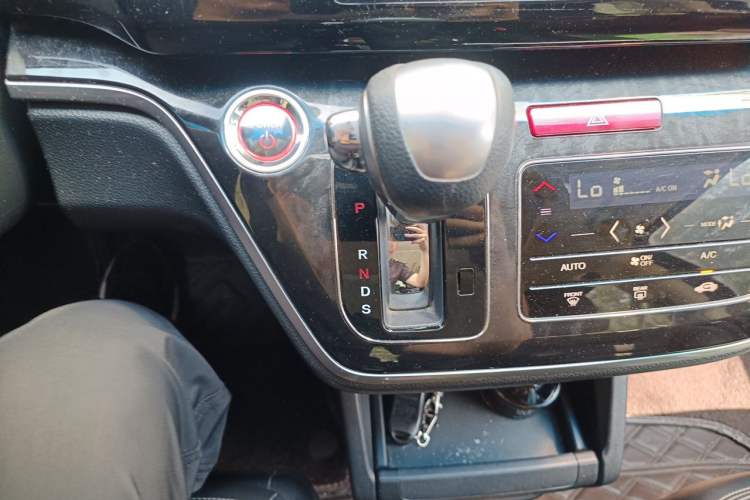 Used Honda Elysion 2019 2.0L Hybrid Luxury Edition Gear Lever